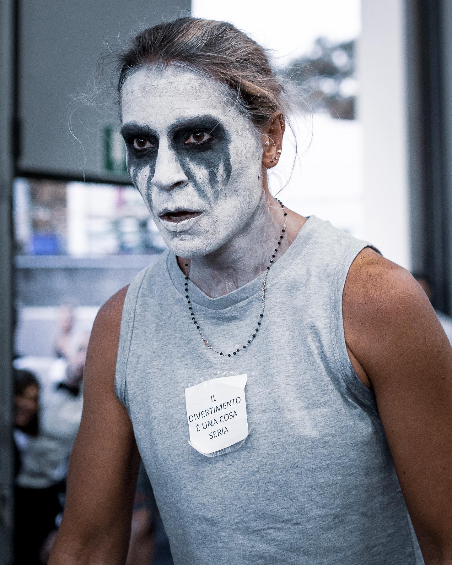Atleta truccata da clown durante la gara