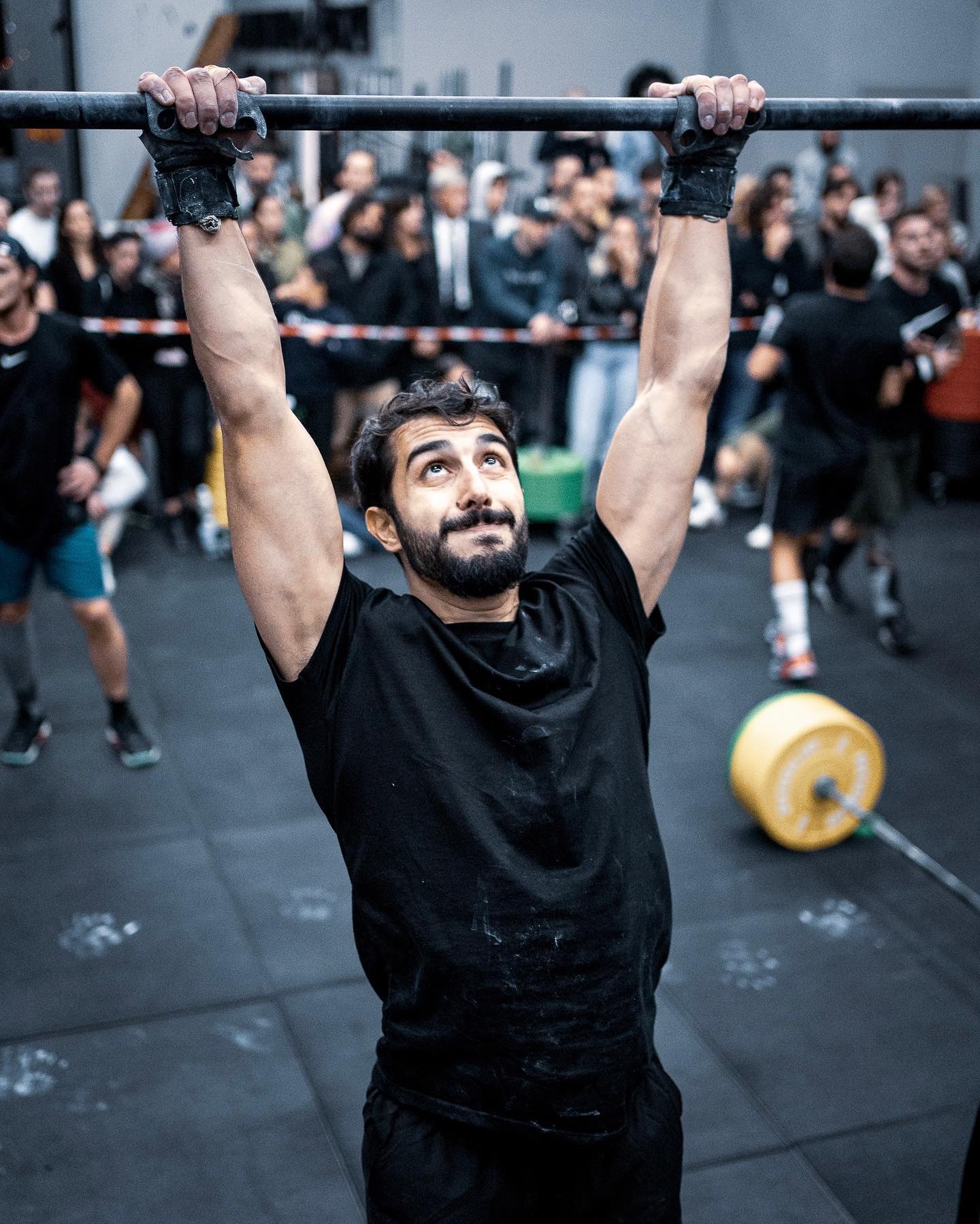 Atleta al rower con trucco da gara